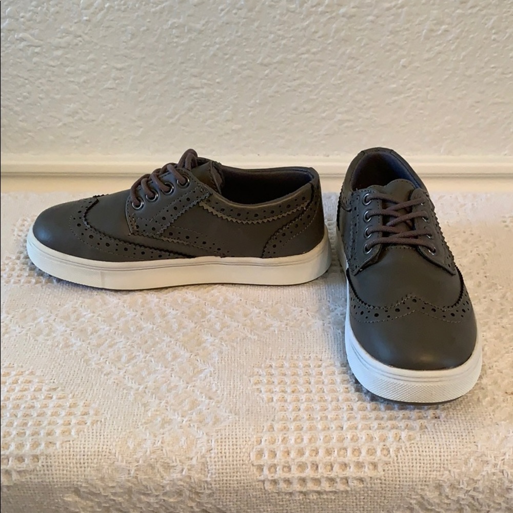 Boys shoes Steve Madden gray dressy sneakers size 13